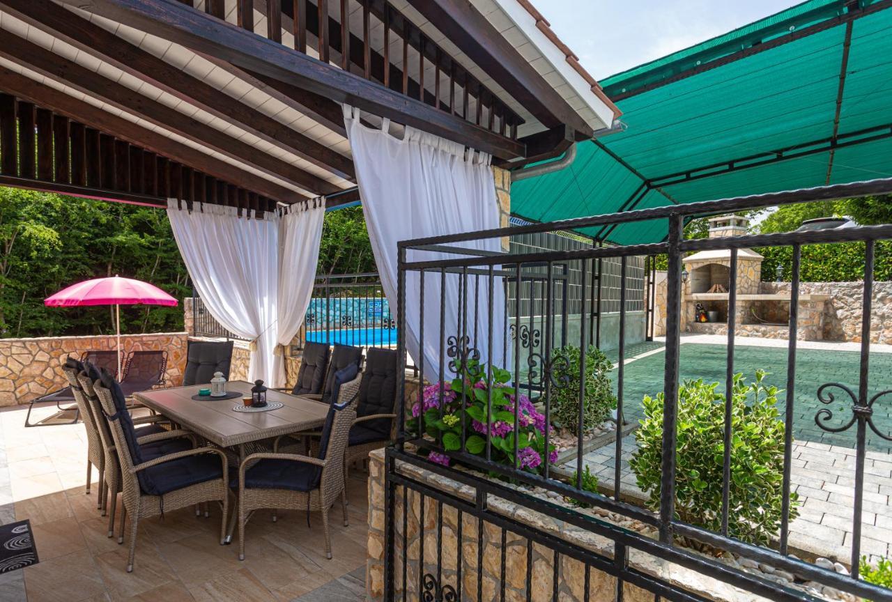 Apartment With A Private Swimming Pool, Garden & Bbq Gostinjac Exteriör bild