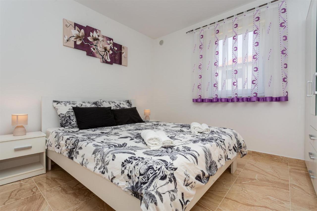 Apartment With A Private Swimming Pool, Garden & Bbq Gostinjac Exteriör bild