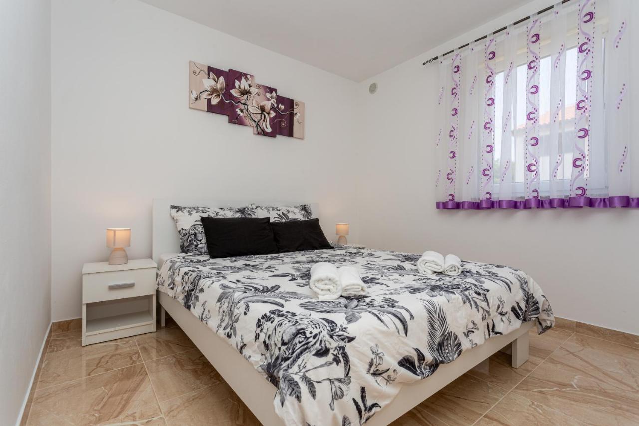 Apartment With A Private Swimming Pool, Garden & Bbq Gostinjac Exteriör bild