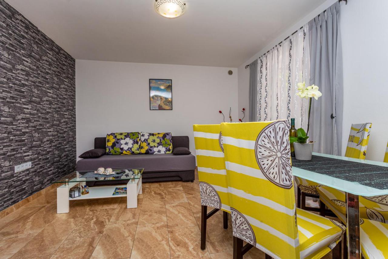 Apartment With A Private Swimming Pool, Garden & Bbq Gostinjac Exteriör bild