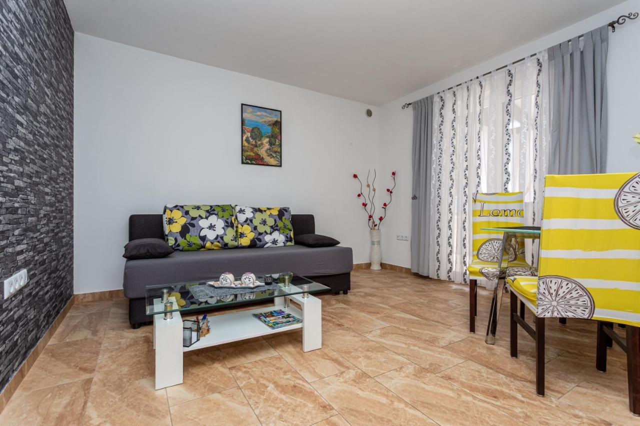 Apartment With A Private Swimming Pool, Garden & Bbq Gostinjac Exteriör bild