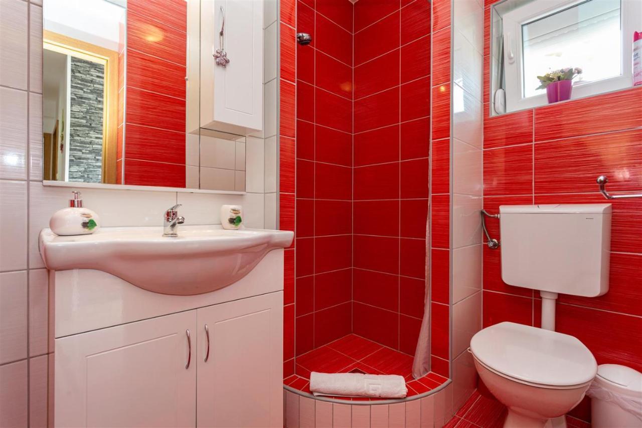 Apartment With A Private Swimming Pool, Garden & Bbq Gostinjac Exteriör bild
