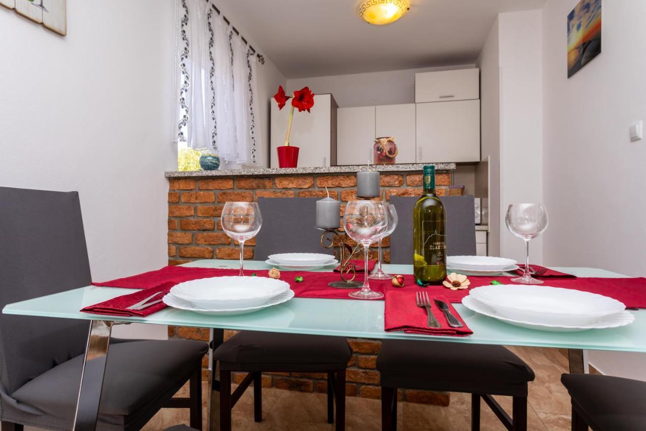 Apartment With A Private Swimming Pool, Garden & Bbq Gostinjac Exteriör bild