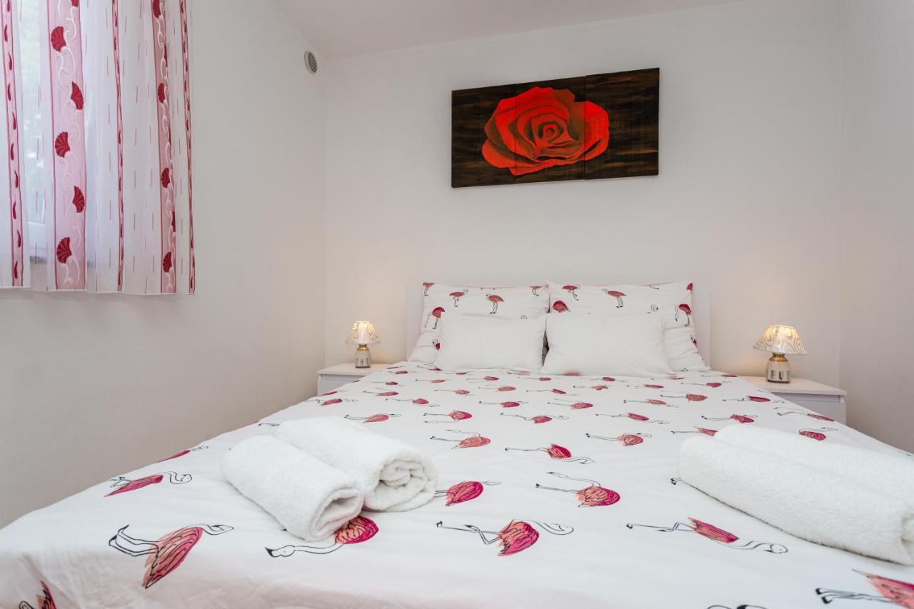 Apartment With A Private Swimming Pool, Garden & Bbq Gostinjac Exteriör bild